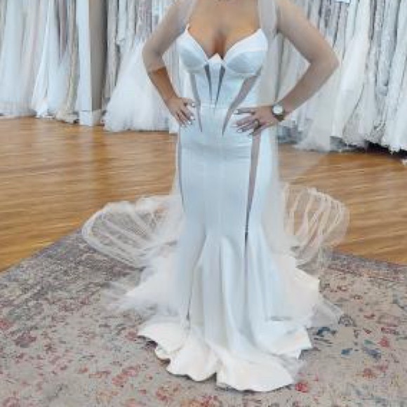 Brand new wedding dress NEVER WORN - Picture 2 of 4